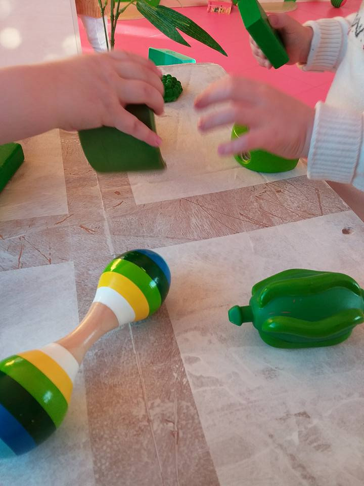 Recuperer Les Objets Laissés Par Les Pilleurs ] Activité pour enfant : nature et monochrome vert| Babilou
